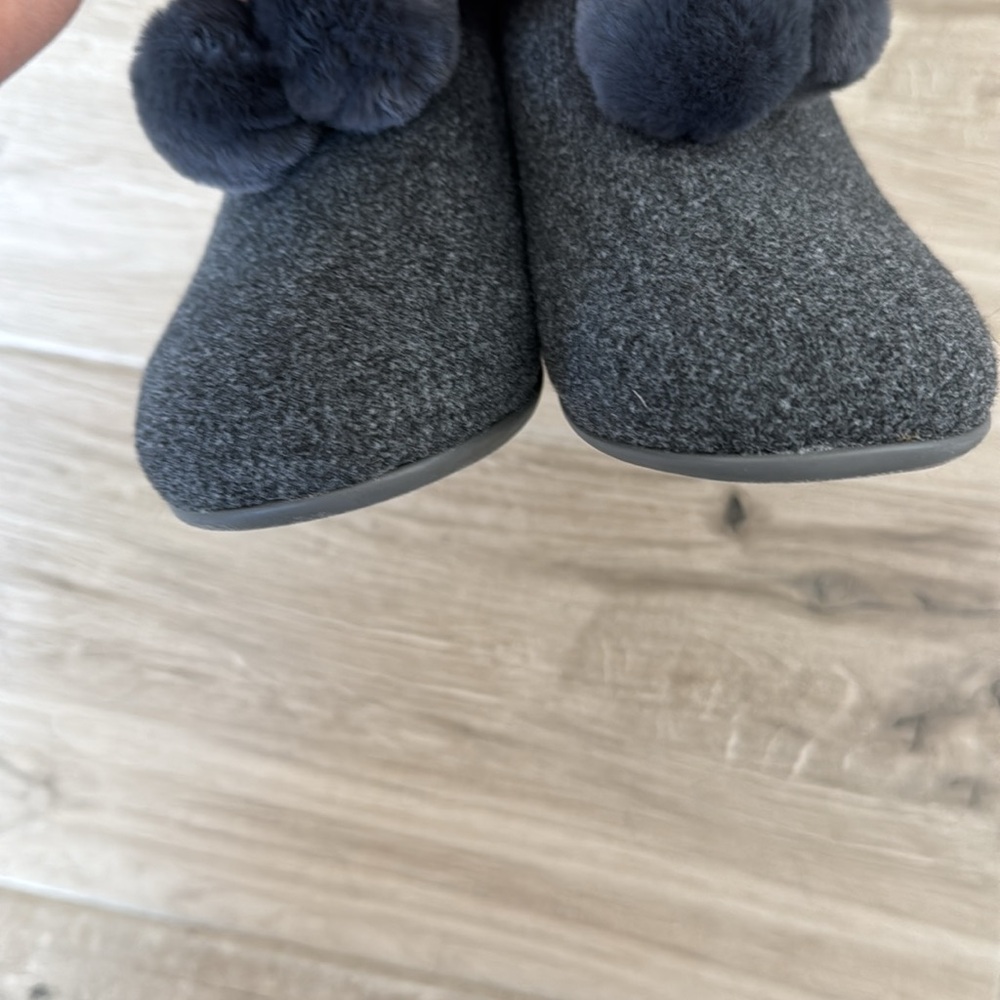 New FitFlop 6 Chrissie Pom Pom Slippers Pewter Gray - Picture 3 of 6